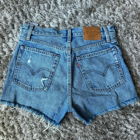 Like New Levis Wedgie high rise shorts - Picture 2 of 3